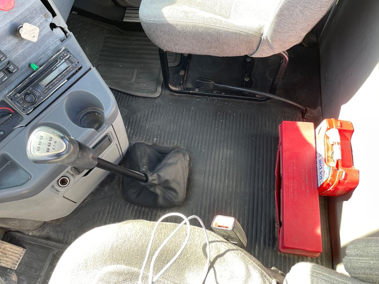 tag-#412,-2013-freightliner-semi-image-29