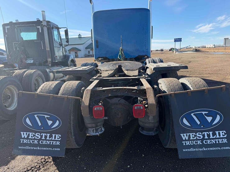 2012-freightliner-coronado-122-sleeper-image-3