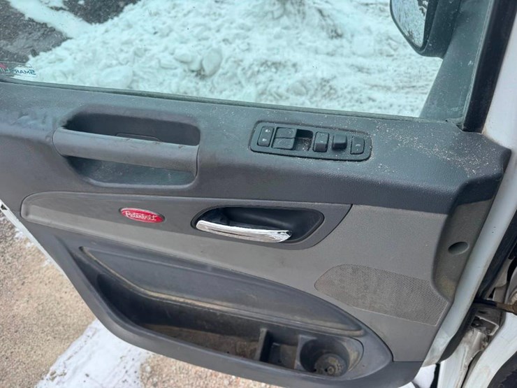 2017-peterbilt-567-image-15