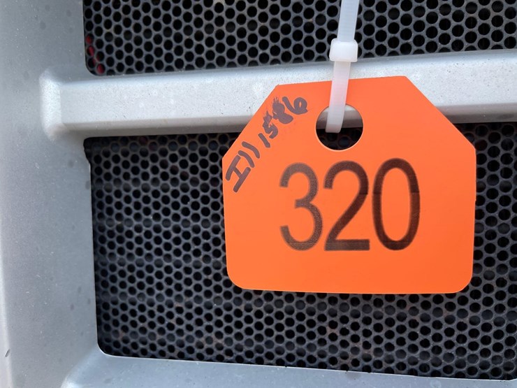 tag-#320,-1981-ih-1586-tractor-image-2