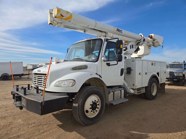 2013-freightliner-m2-106-image-1