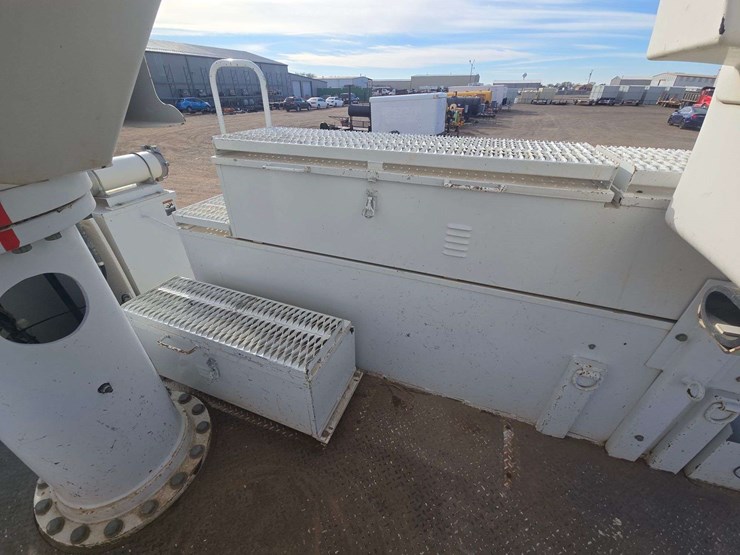 2013-freightliner-m2-106-image-24