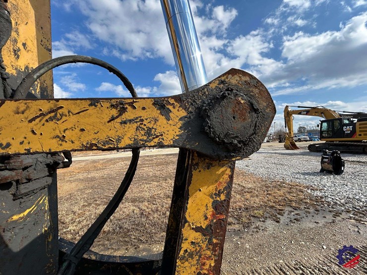 2017-caterpillar-318fl-image-31