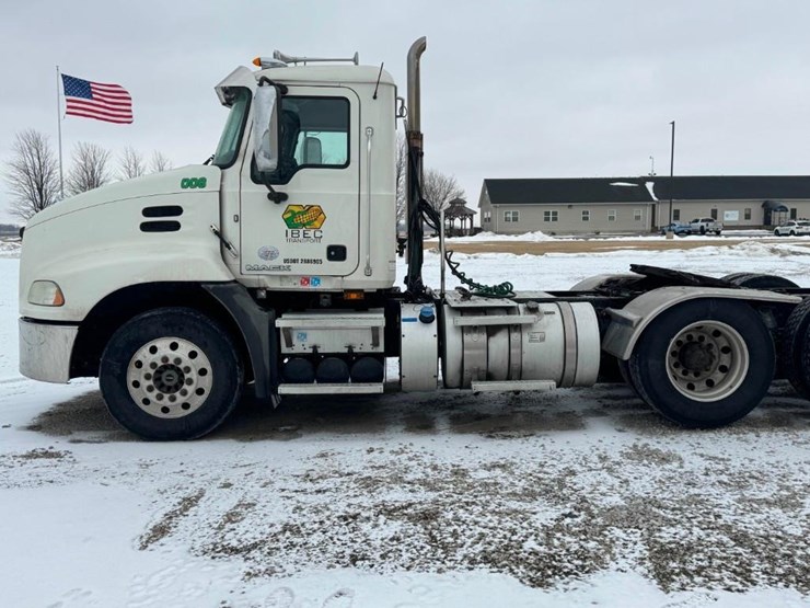 2018-mack-cxu613-day-cab-image-6