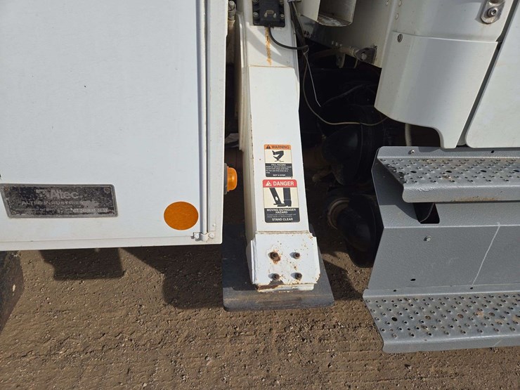 2013-freightliner-m2-106-image-15