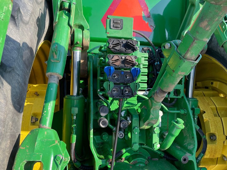 2012-john-deere-8235r-image-8