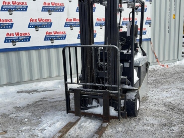 nissan-48"-forks-gray-forklift,-non-running-image-16