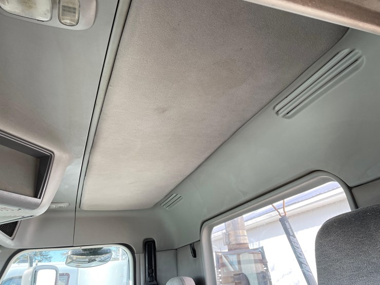 tag-#412,-2013-freightliner-semi-image-25