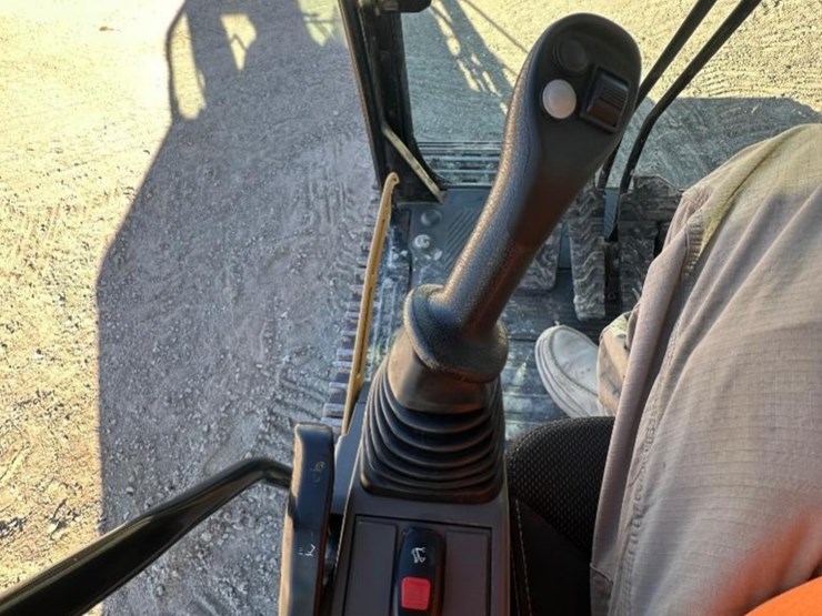 2019-caterpillar-320-image-23