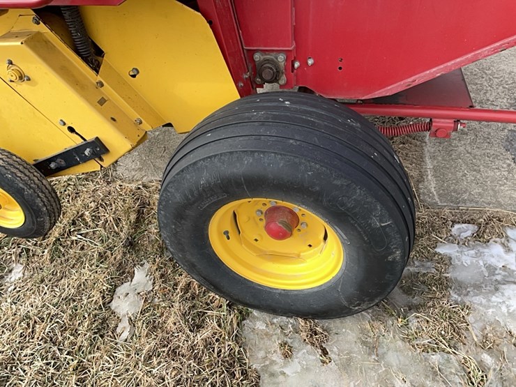 new-holland-br740a-image-4