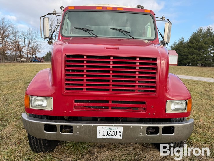 2001-international-8100-image-2
