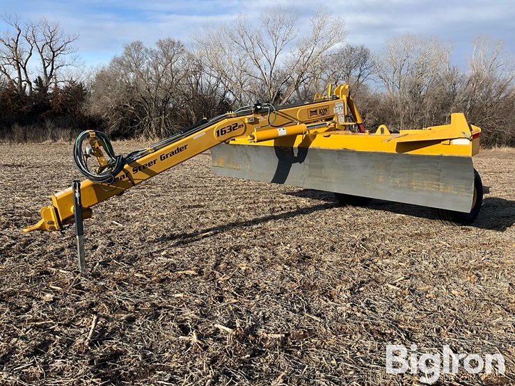 2017-landoll-icon-1632rs-pull-type-rear-steer-grader/blade-image-1