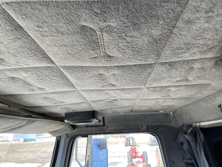 tag-#442,-1993-volvo-semi-tractor-image-27