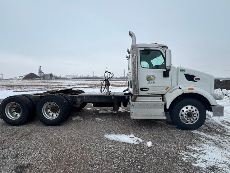 2017-peterbilt-567-image-5