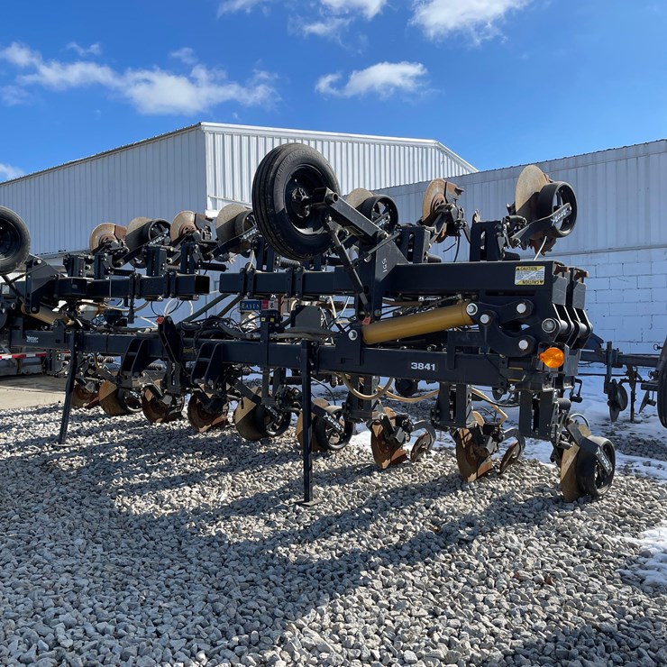 Tag #422, 45' Yetter high speed, NH3 bar