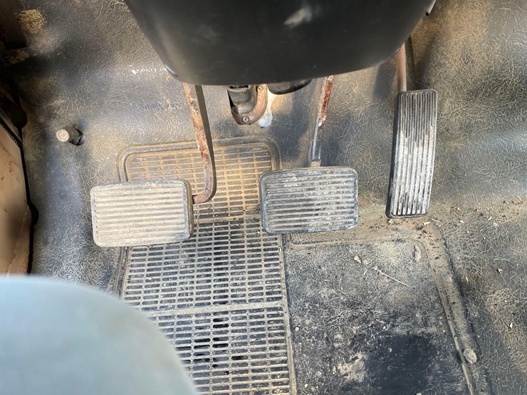 tag-#23,-1982-ih-1754-grain-truck-image-18