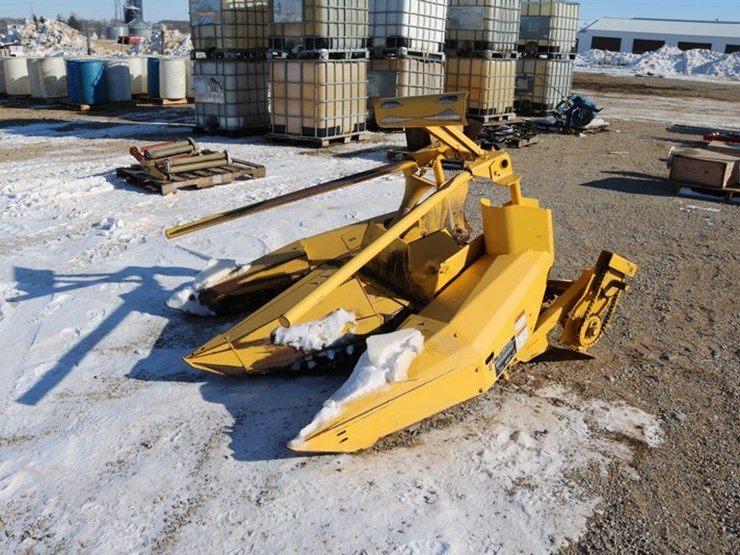 new-holland-824-image-1