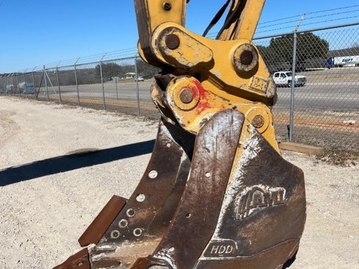 2022-caterpillar-320-image-15