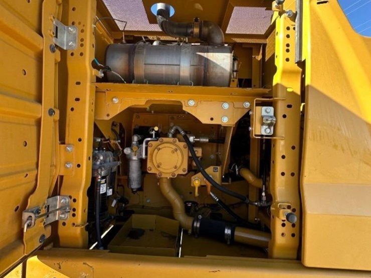 2019-caterpillar-320-image-17