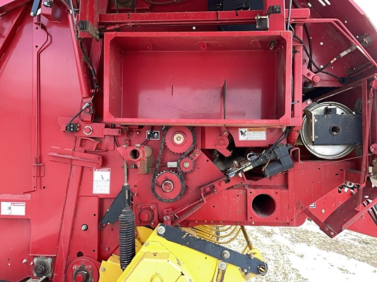 new-holland-br740a-image-17