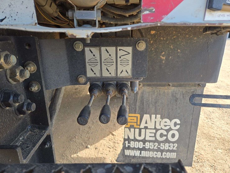 2013-freightliner-m2-106-image-37