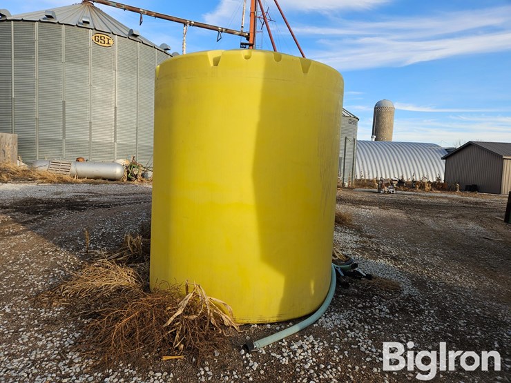 3000-gal-poly-liquid-holding-tanks-image-5