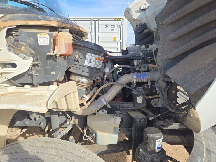 2013-freightliner-m2-106-image-47