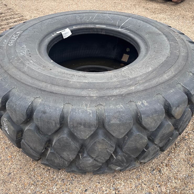 #2800 • BRIDGESTONE 20-5R25 LOADER TIRE