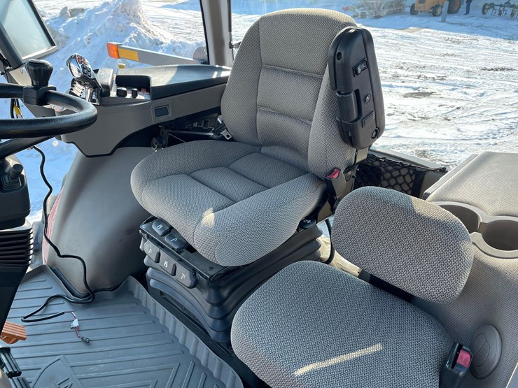 2013-case-ih-magnum-235-image-21