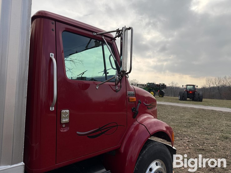 2001-international-8100-image-17