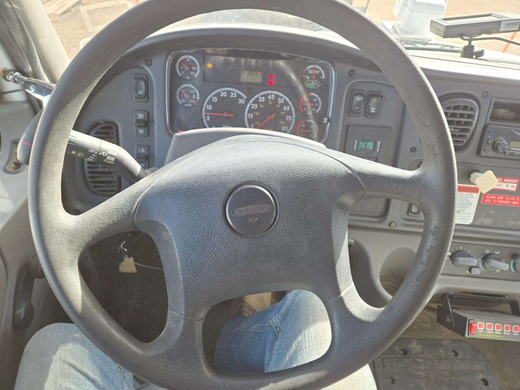 2013-freightliner-m2-106-image-44