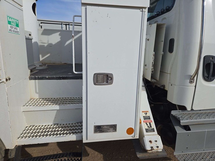 2013-freightliner-m2-106-image-20