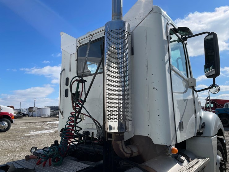 tag-#412,-2013-freightliner-semi-image-18