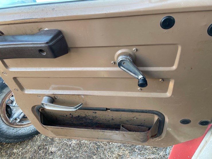 tag-#23,-1982-ih-1754-grain-truck-image-21