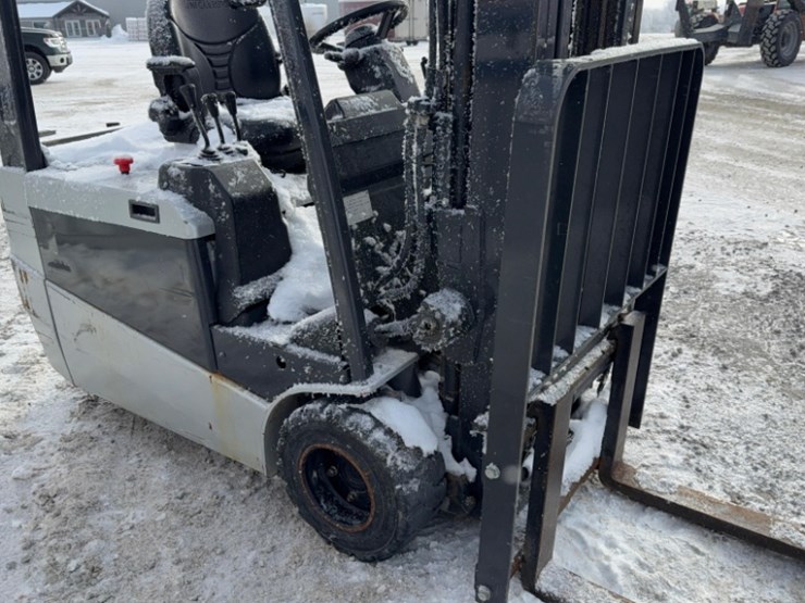 nissan-48"-forks-gray-forklift,-non-running-image-15