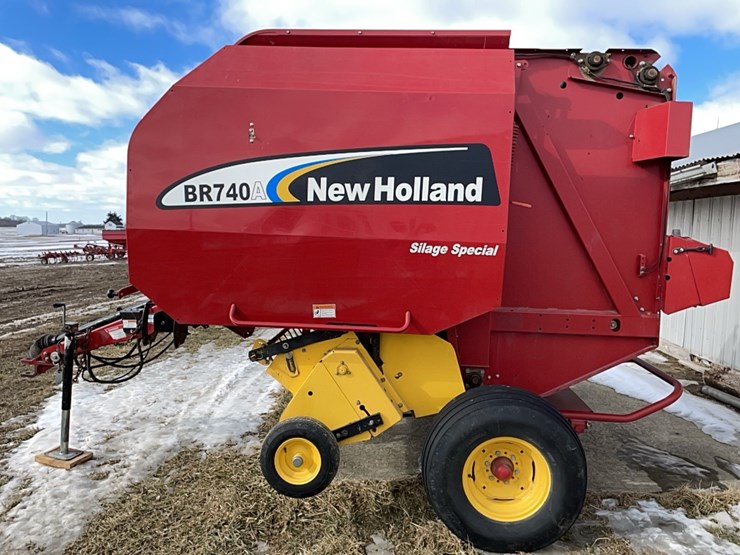 new-holland-br740a-image-1