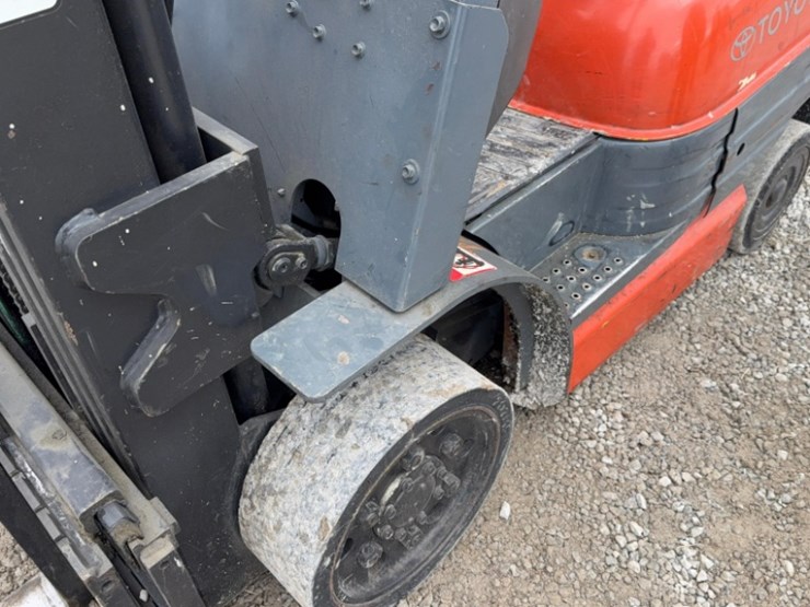 toyota-d565460-forklift,-7709hrs,-lpg,-3-stage-mast,-42"-forks,-solid-wheels-image-15