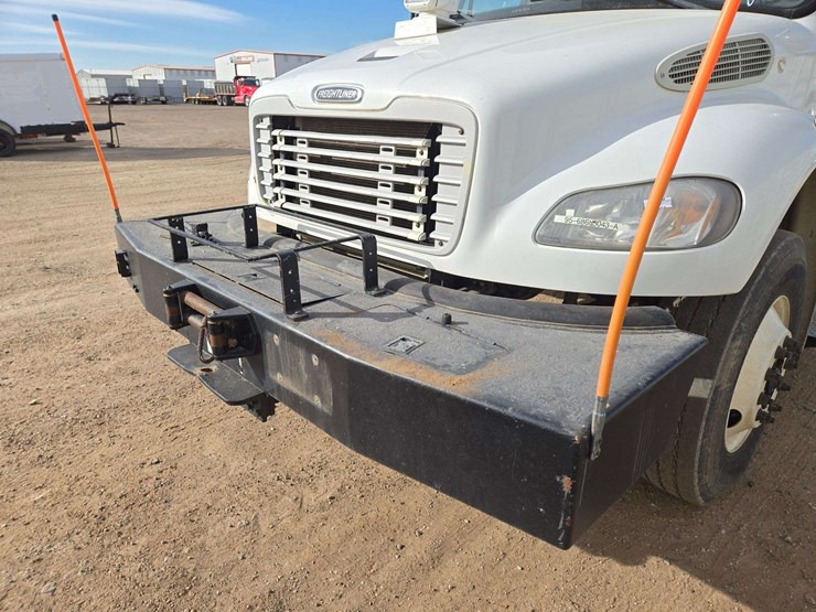 2013-freightliner-m2-106-image-2