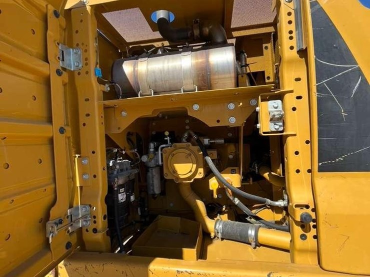 2019-caterpillar-320-image-16