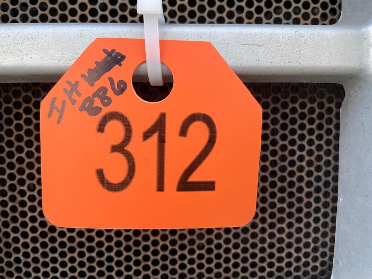 tag-#312,-1981-ih-886-diesel-tractor-image-2