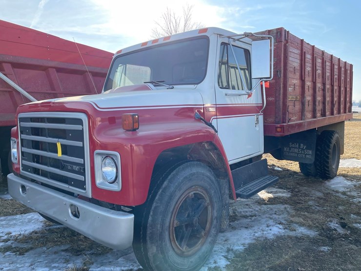 tag-#23,-1982-ih-1754-grain-truck-image-1