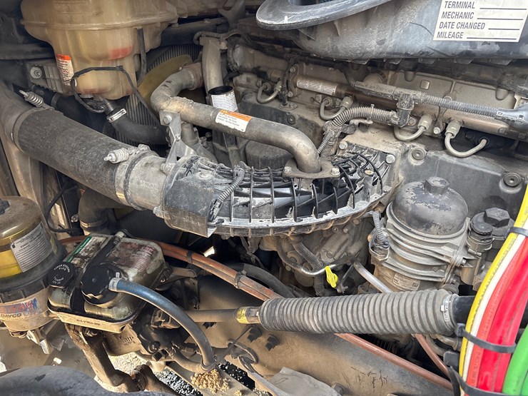 #16220-•-2019-freightliner-cascadia-|-for-parts/repairs-image-8