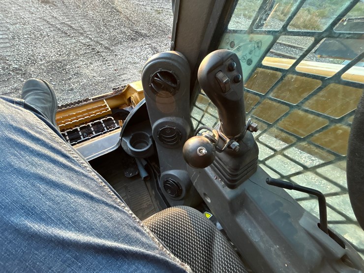 2022-caterpillar-299d3-image-19