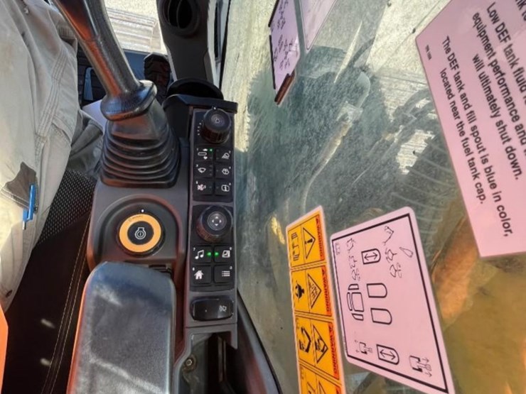 2022-caterpillar-320-image-24