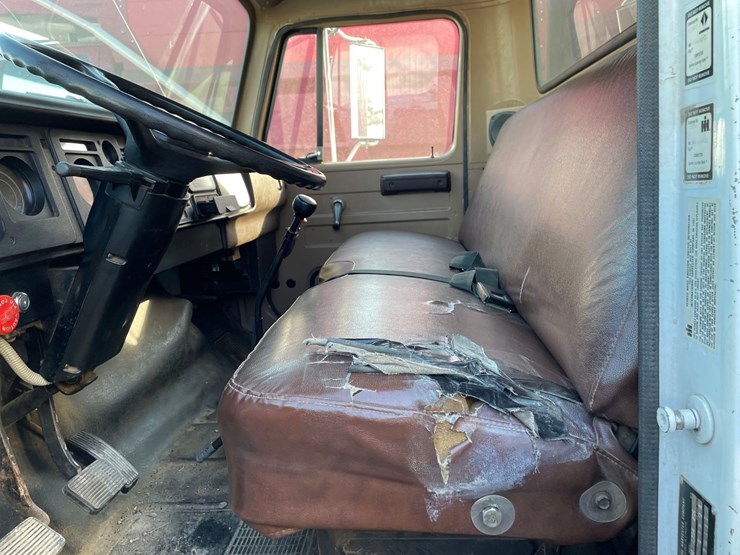 tag-#23,-1982-ih-1754-grain-truck-image-15