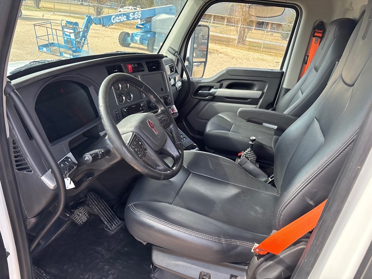 2024-kenworth-t880-image-9