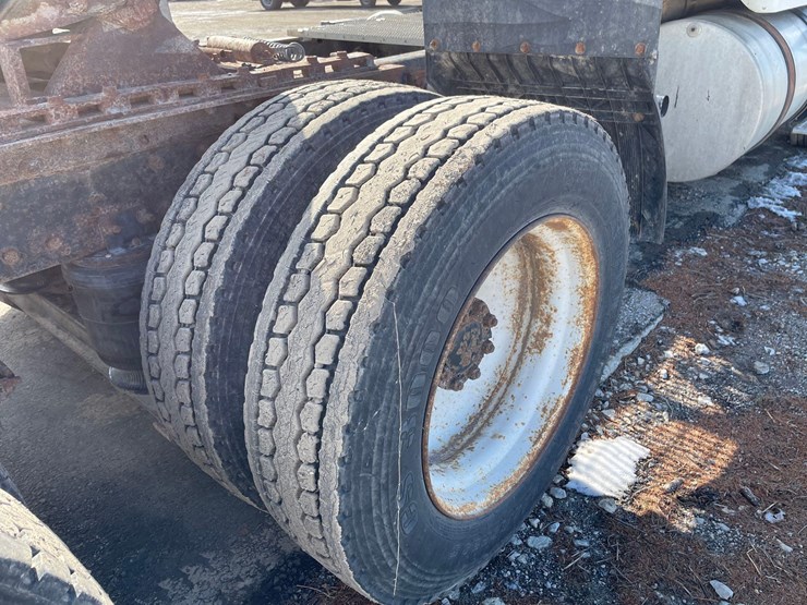 tag-#442,-1993-volvo-semi-tractor-image-14