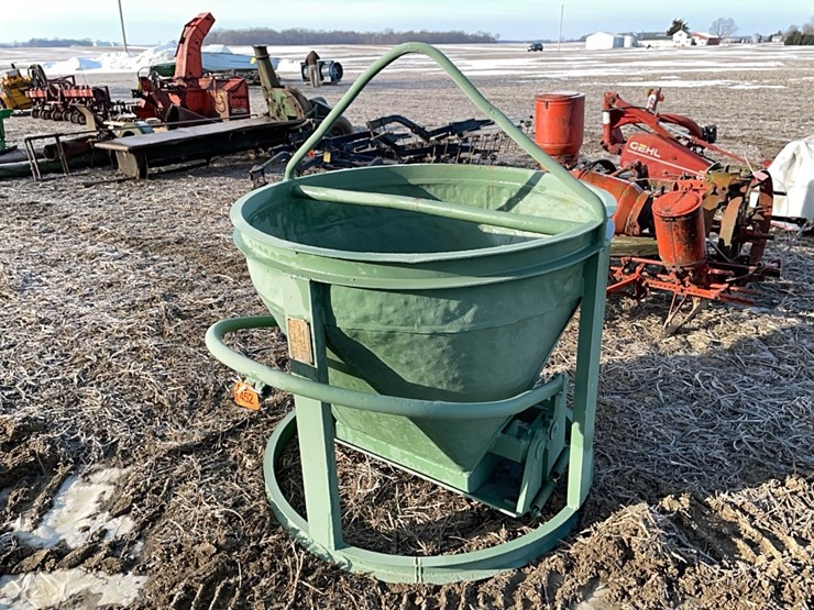 tag-#452,-portable-concrete-hopper-w/slide-gate-image-1