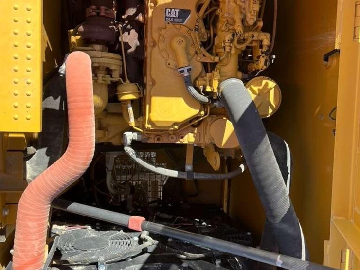 2019-caterpillar-320-image-19