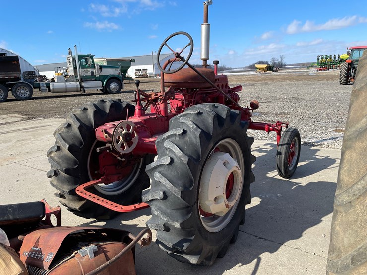 tag-#353,-farmall-130-tractor-image-13